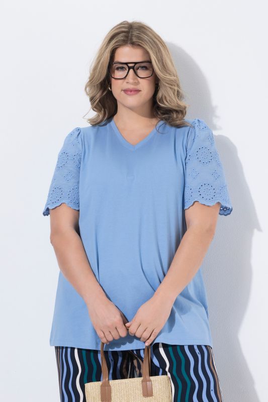 Тениска с изрязани акценти