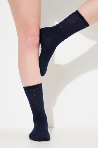 Textured Scalloped Edge Crew Socks