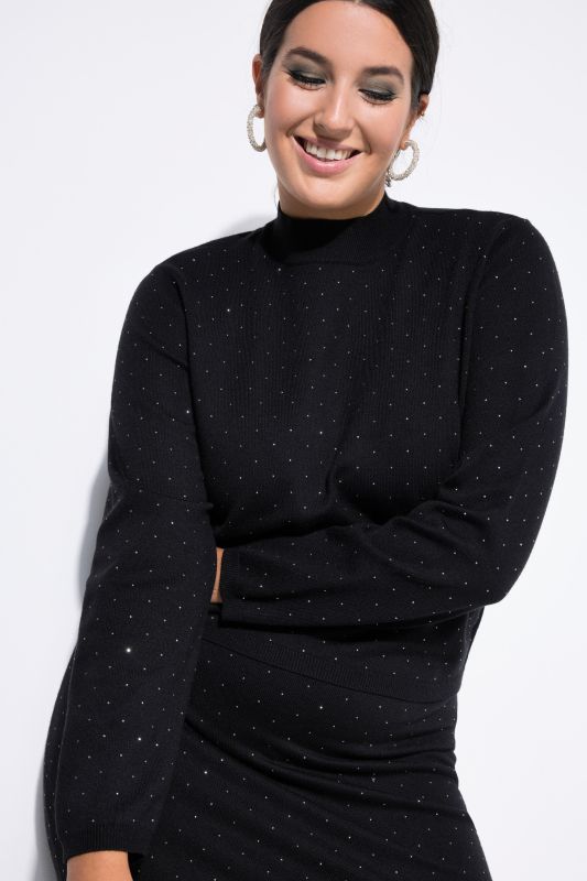 Пуловер с яка и бляскави камъчета