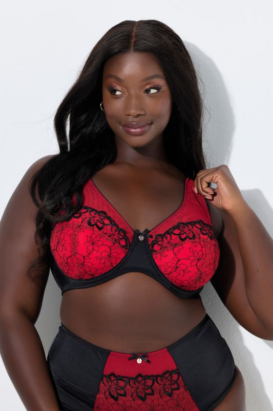 Сутиен с банели и бродерия на чашките