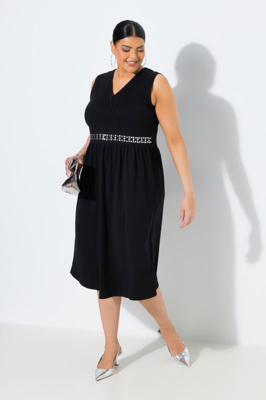 Рокля тип прегърни ме с декоративни камъчета