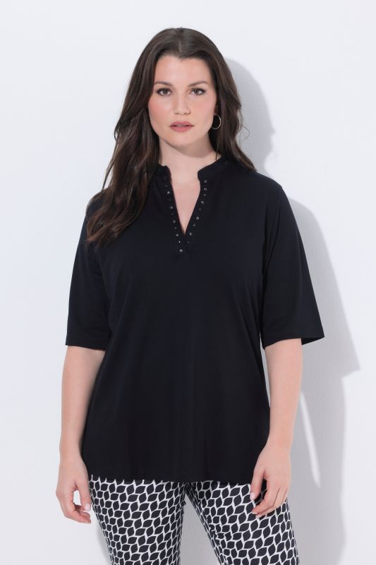 Тениска с бляскави камъчета на деколтето