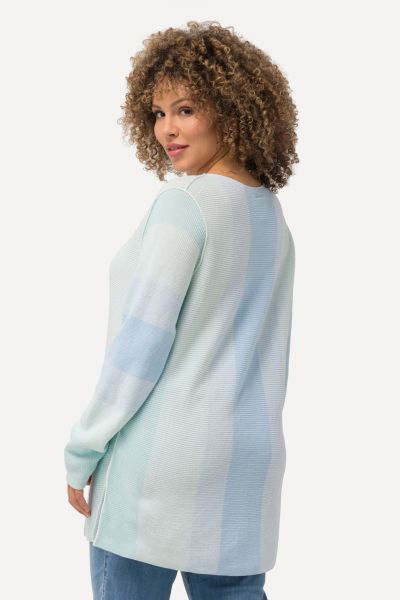Пуловер с раиран мотив