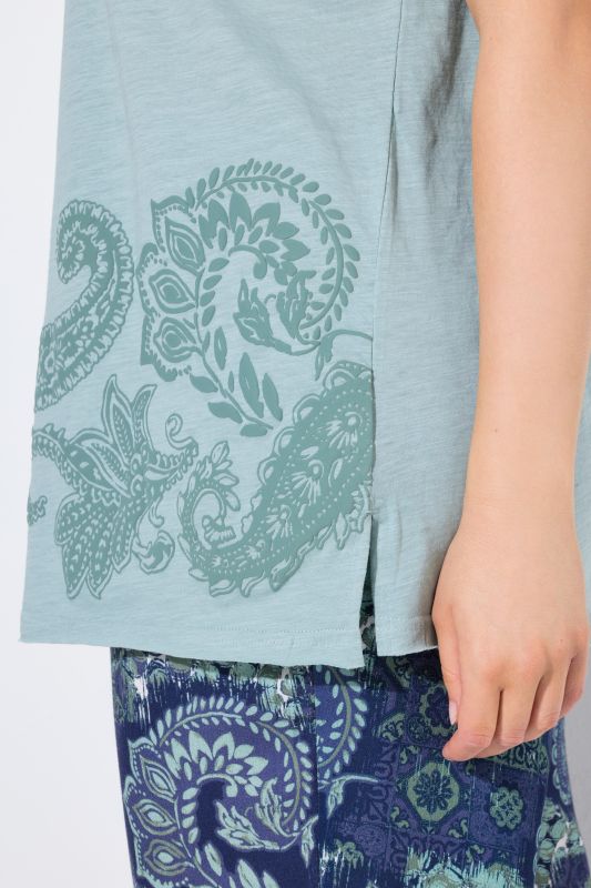 Textured Paisley Motif Cap Sleeve Tee