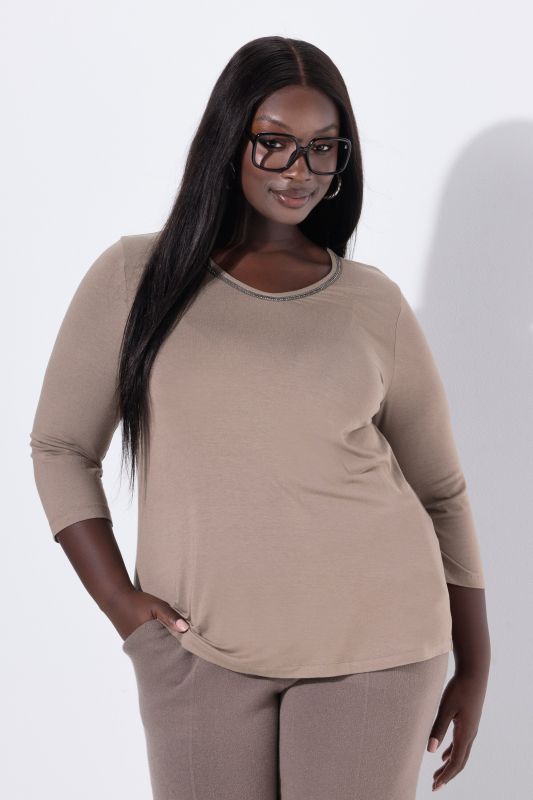 Тениска с камъчета на деколтето