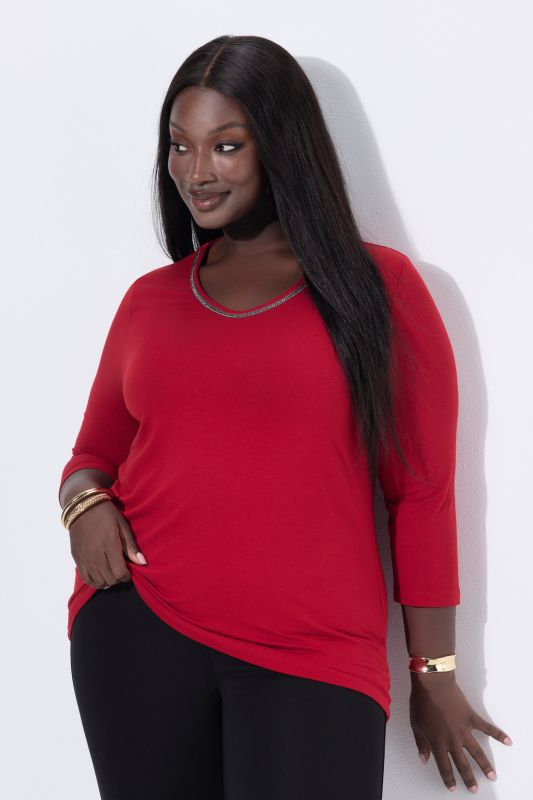 Тениска с камъчета на деколтето