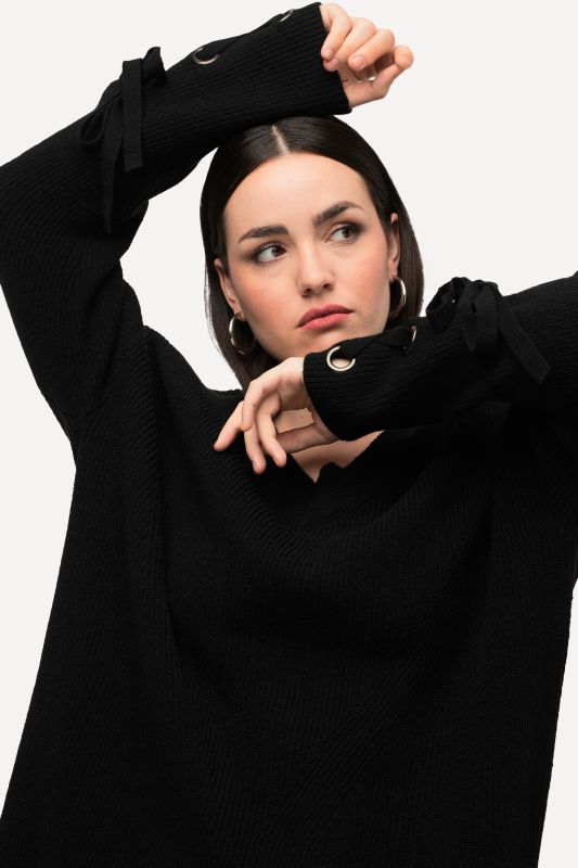 Пуловер с дантела