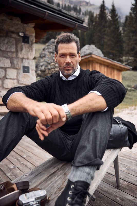 Пуловер с кръгло деколте