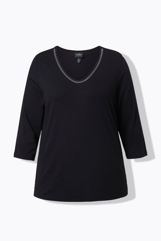 Тениска с камъчета на деколтето