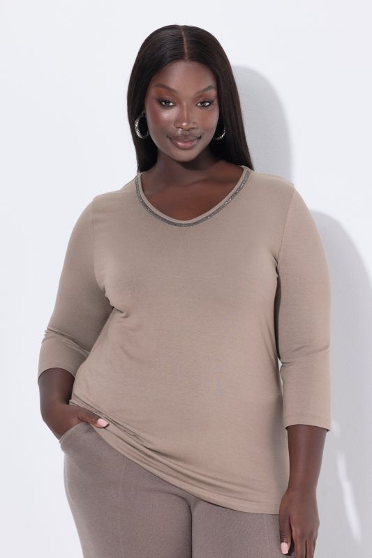 Тениска с камъчета на деколтето