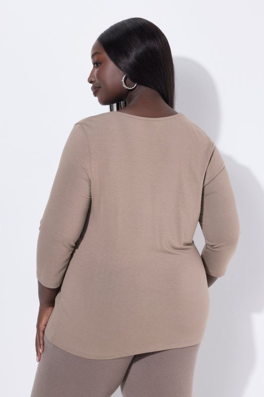 Тениска с камъчета на деколтето