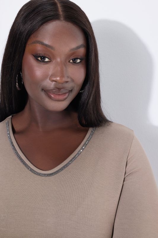 Тениска с камъчета на деколтето