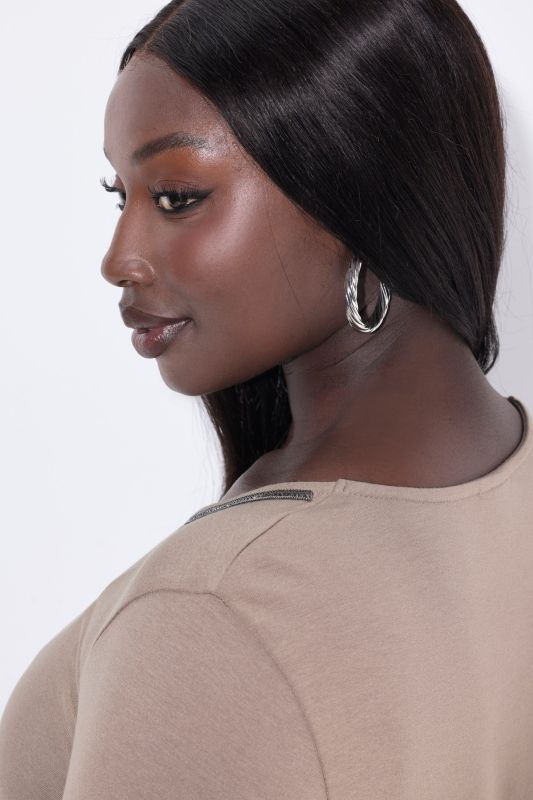 Тениска с камъчета на деколтето