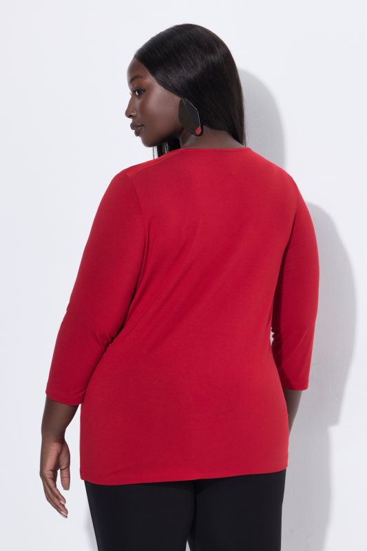 Тениска с камъчета на деколтето