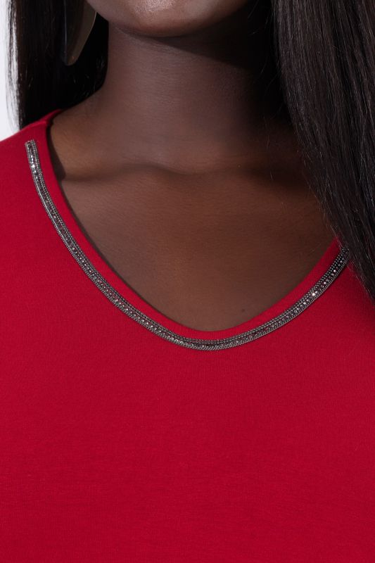 Тениска с камъчета на деколтето