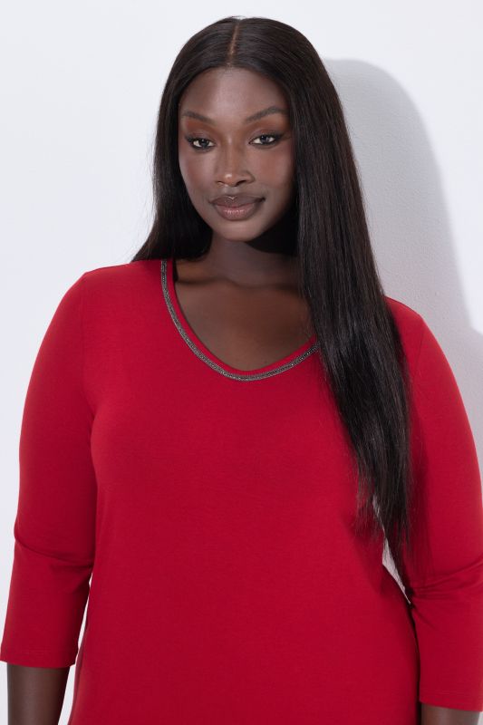 Тениска с камъчета на деколтето