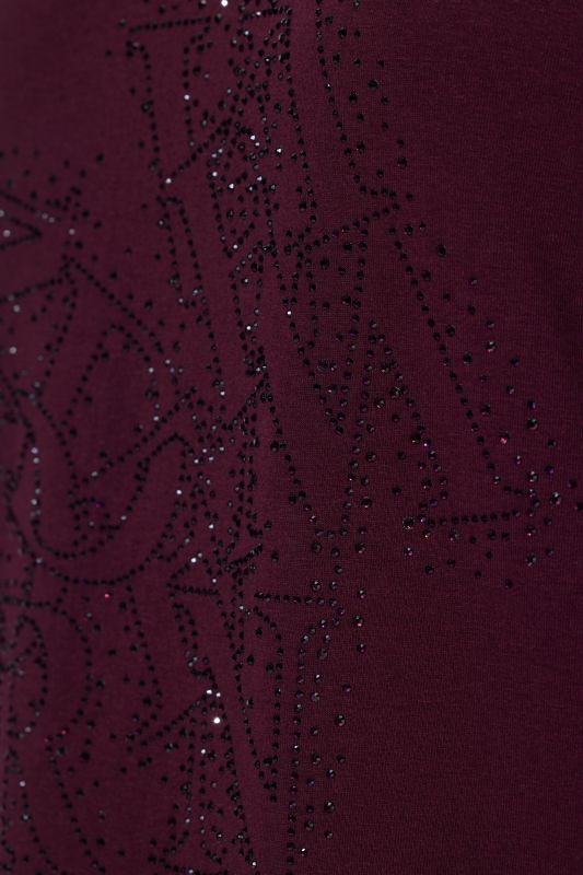 Тениска с лого от камъчета