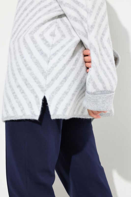 Пуловер с графични райета