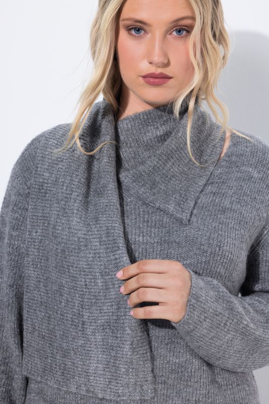 Пуловер с добавен шал