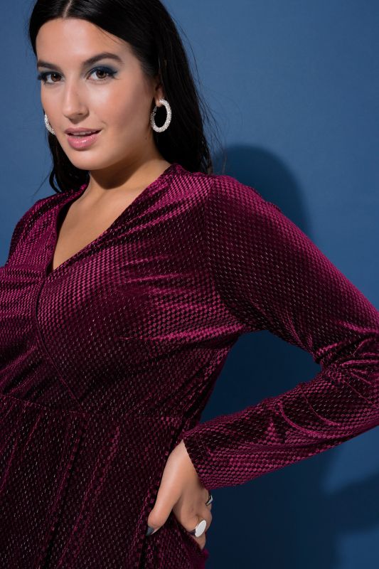 Рокля кадифена с бляскави акценти