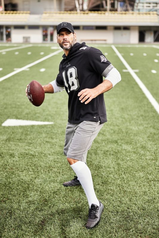 Суитчър със спортен надпис