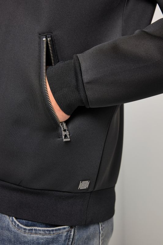 Яке в колежански стил