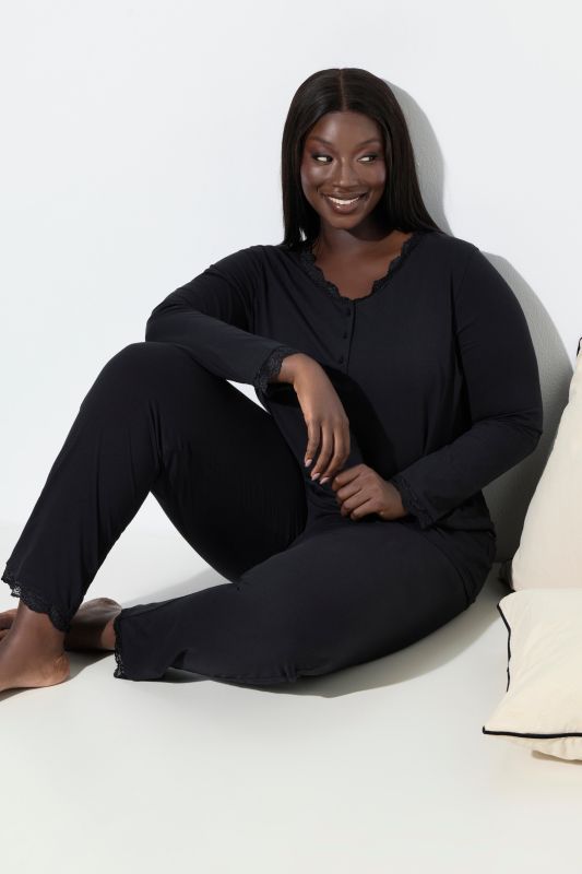 Пижама с дантелен акцент