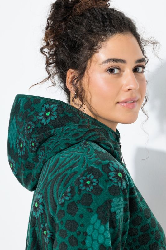 Суитчър с флорални акценти