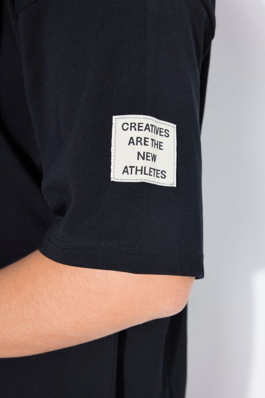 Тениска с принт на ръкава