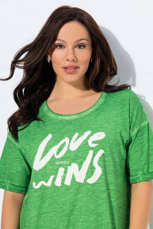 Тениска с надпис и кръгло деколте