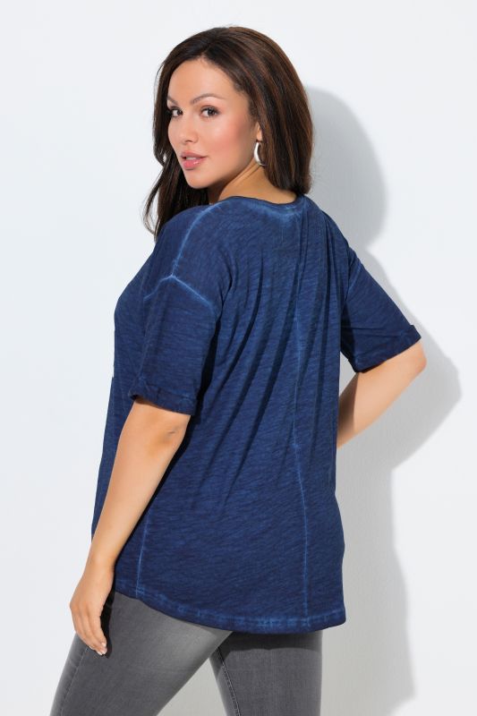 Тениска с надпис и кръгло деколте