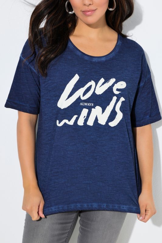 Тениска с надпис и кръгло деколте