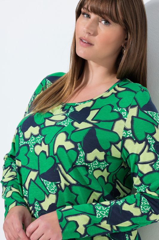 Тениска с графични сърца