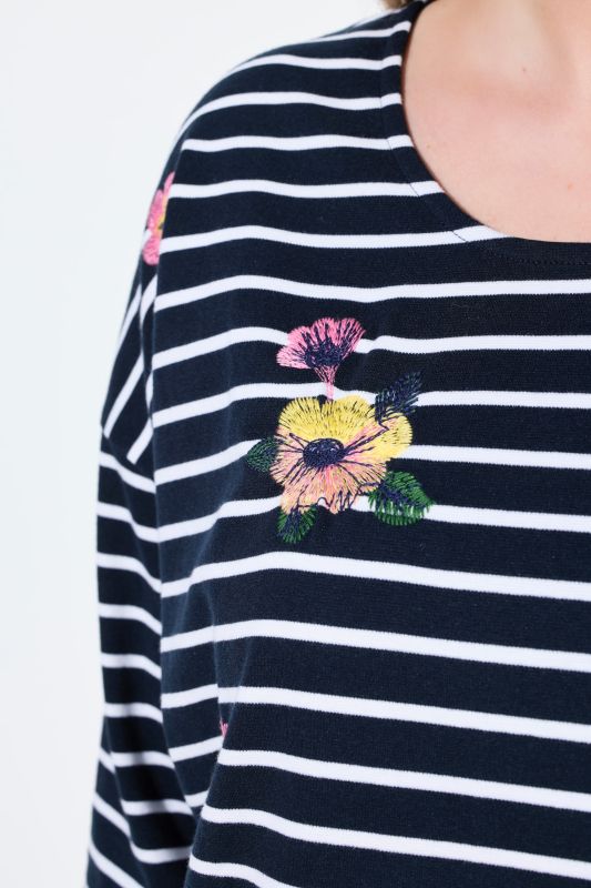 Тениска с райета и бродерия