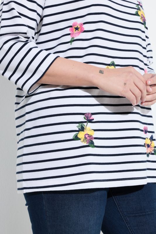 Тениска с райета и бродерия