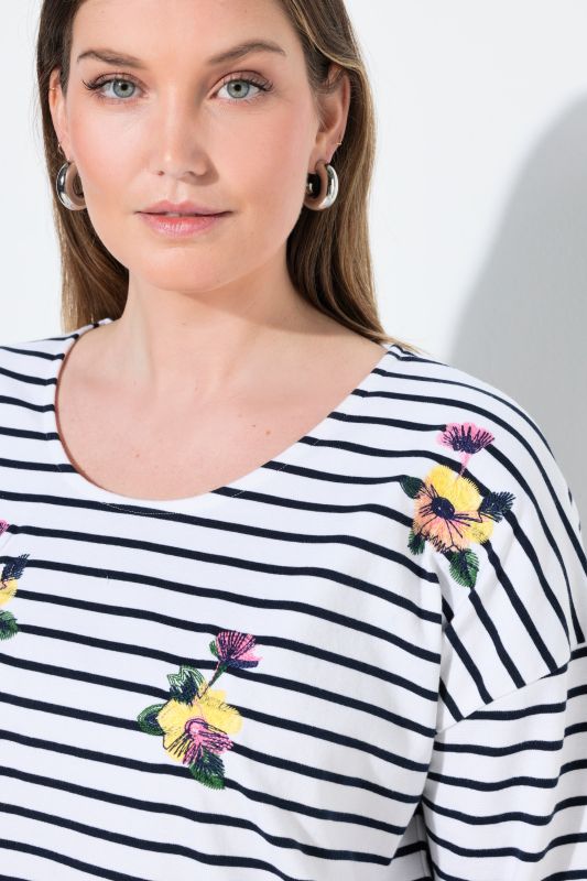 Тениска с райета и бродерия