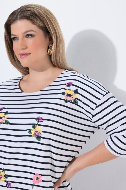 Тениска с райета и бродерия