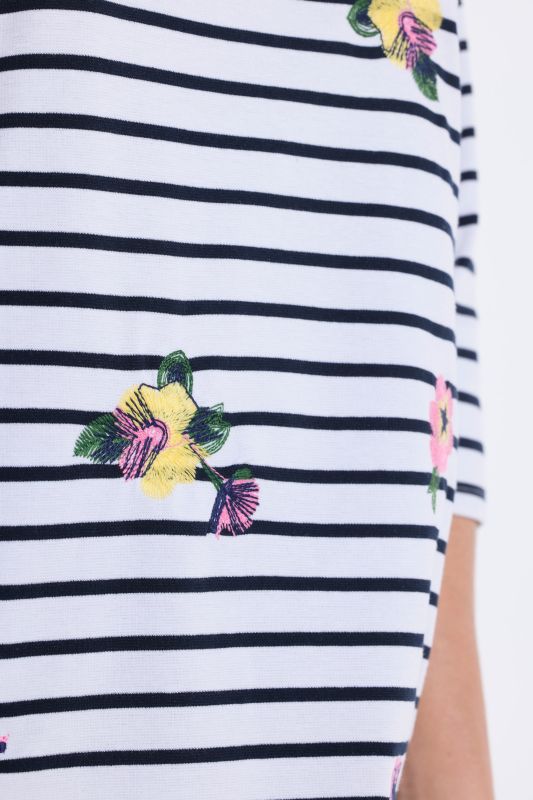 Тениска с райета и бродерия