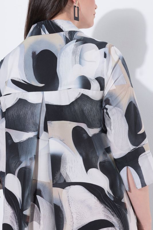 Рокля с абстрактен принт