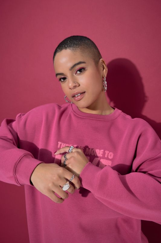 Суитчър с надпис отпред