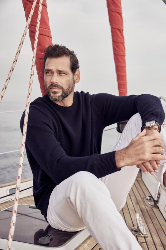 Памучен плетен пуловер с класическо кръгло деколте и дълги ръкави