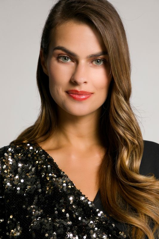 Рокля тип „прегърни ме“ с пайети и дълъг ръкав