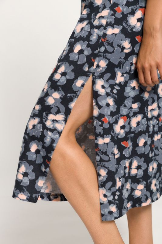 Памучна нощница в сиво на цветя с дантелени детайли