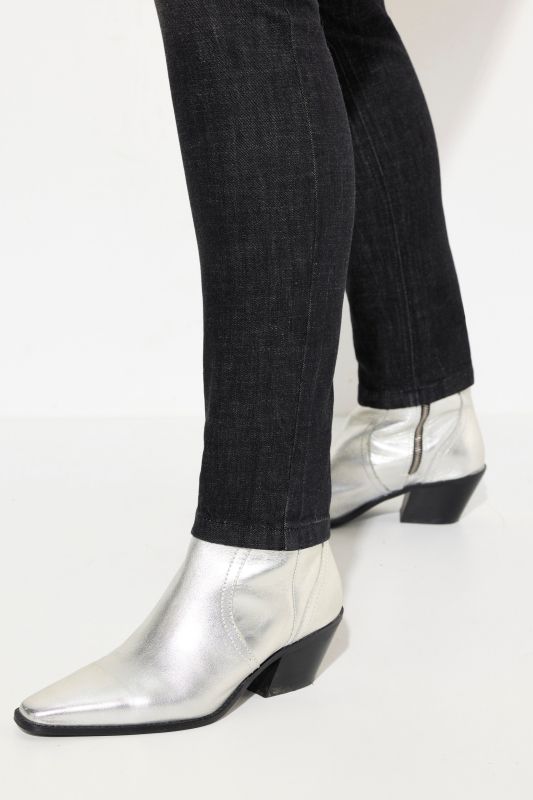 Дънки с прани акценти