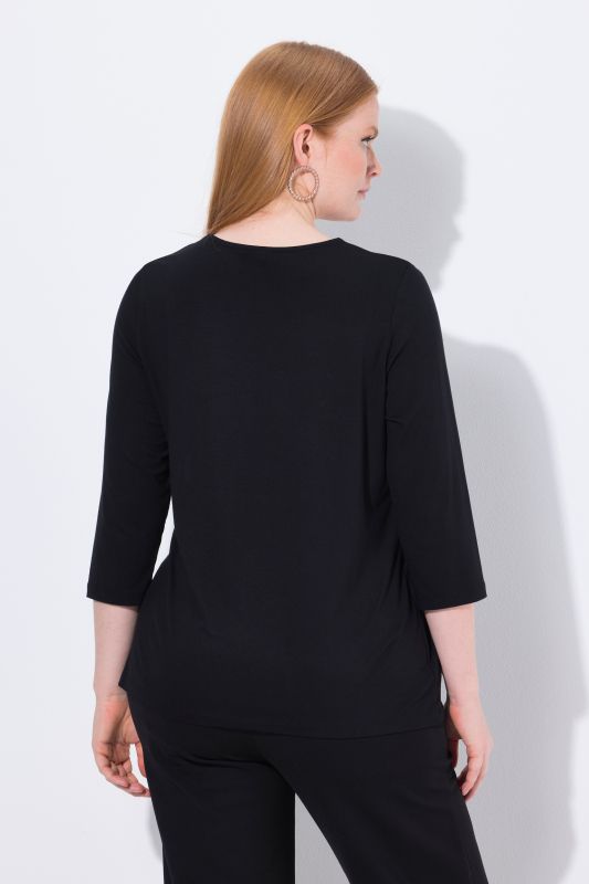 Тениска с камъчета на деколтето