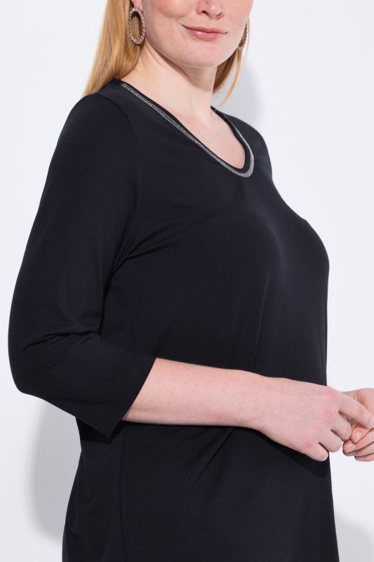 Тениска с камъчета на деколтето