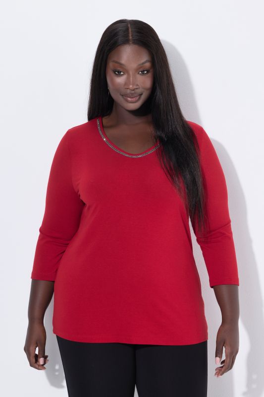 Тениска с камъчета на деколтето