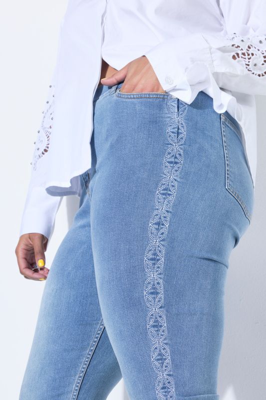 Дънки тип Mom с бродерия отстрани