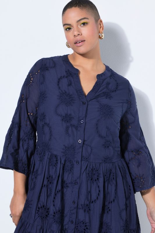 Рокля с бродирани акценти