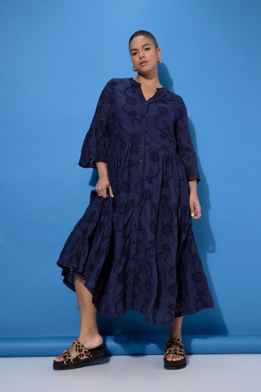 Рокля с бродирани акценти